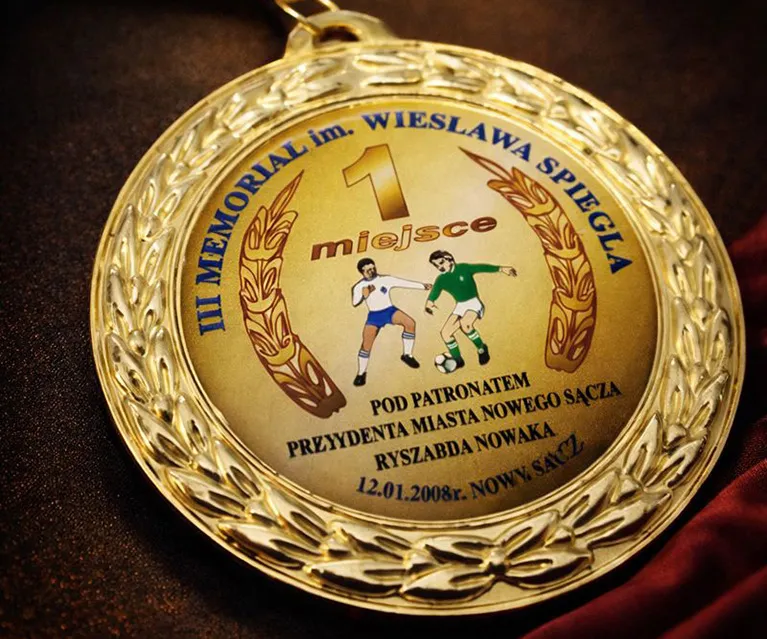 medale z naklejkami wypukłymi